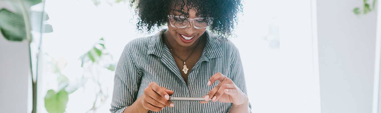 woman making a mobile deposit