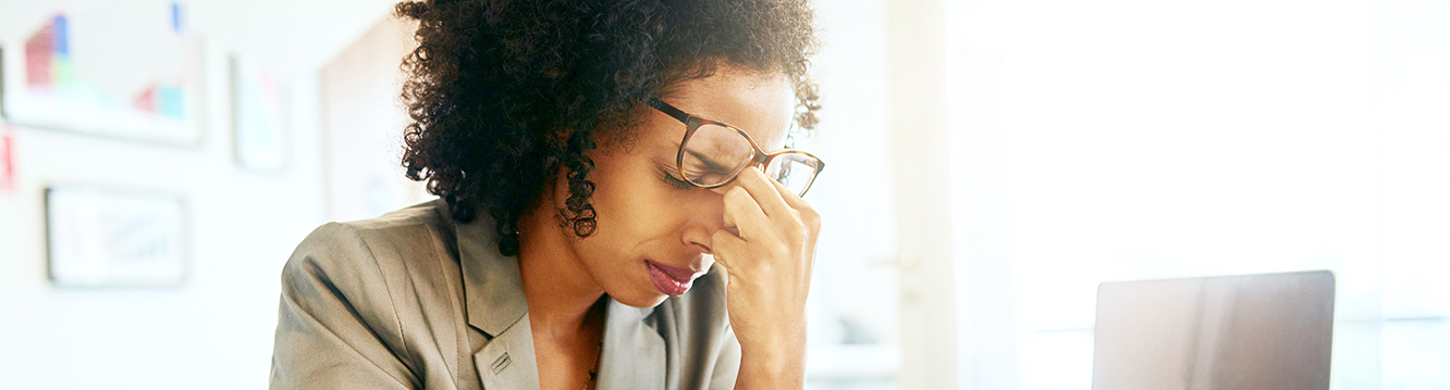 Stressed woman in front of a computer